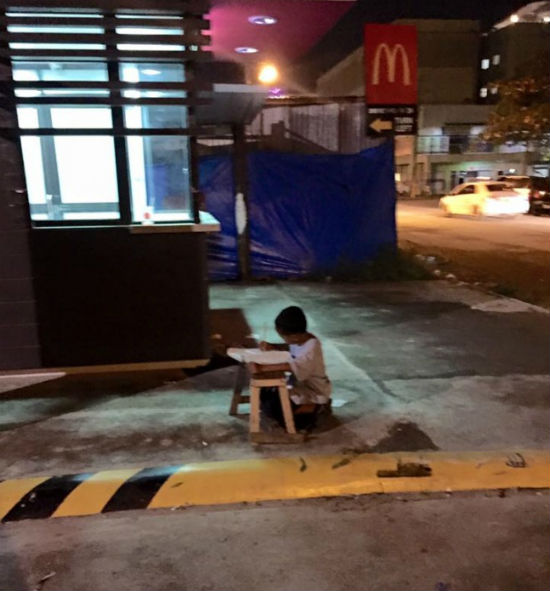 Ганцхан гэрэл зураг бяцхан хүүгийн амьдралыг орвонгоор нь эргүүлжээ